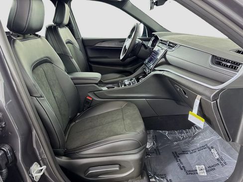 New 2025 Jeep Grand Cherokee L Laredo image 16