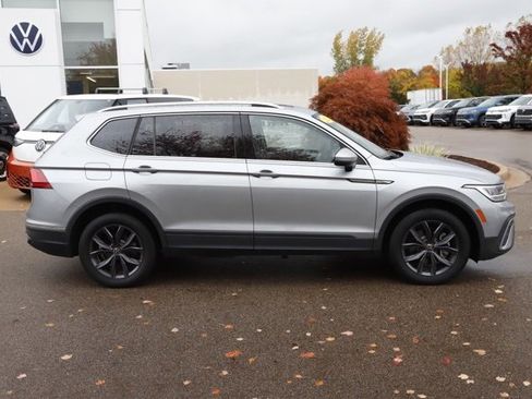 Used 2022 Volkswagen Tiguan SE w/ Panoramic Sunroof Package image 2