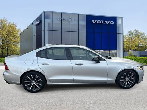 Certified 2022 Volvo S60 B5 Momentum w/ Premium Package image 2
