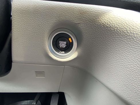 Used 2023 Chrysler Pacifica Touring-L AWD/4WD image 21