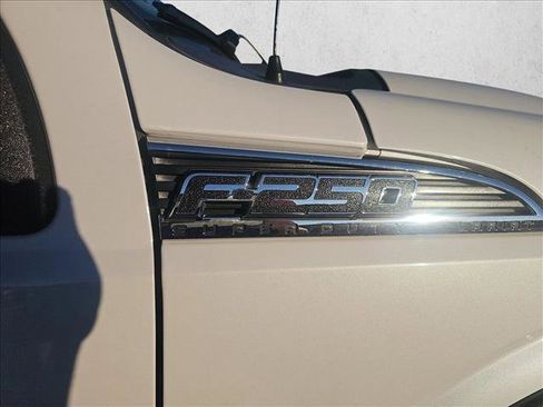 Used 2016 Ford F250 Lariat w/ Lariat Interior Package image 10