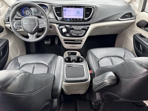 Used 2024 Chrysler Pacifica Touring-L FWD image 26