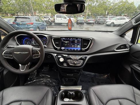Used 2026 Chrysler Pacifica Select FWD image 15