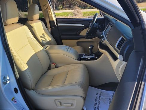 Used 2017 Toyota Highlander XLE image 16