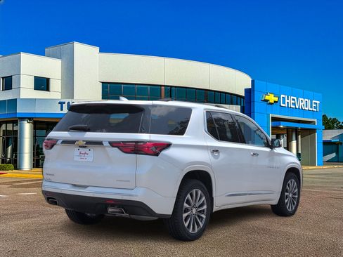 Used 2023 Chevrolet Traverse Premier FWD image 7