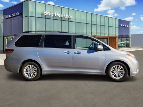 Used 2015 Toyota Sienna XLE image 23