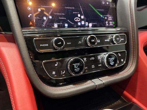Used 2023 Bentley Bentayga image 21