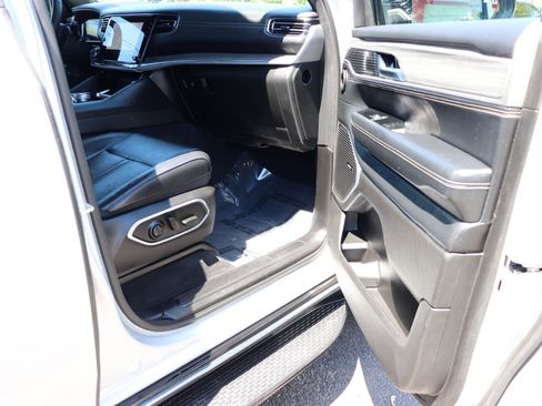 Used 2024 Jeep Wagoneer L Series II w/ Flexible Seating Group AWD/4WD image 17