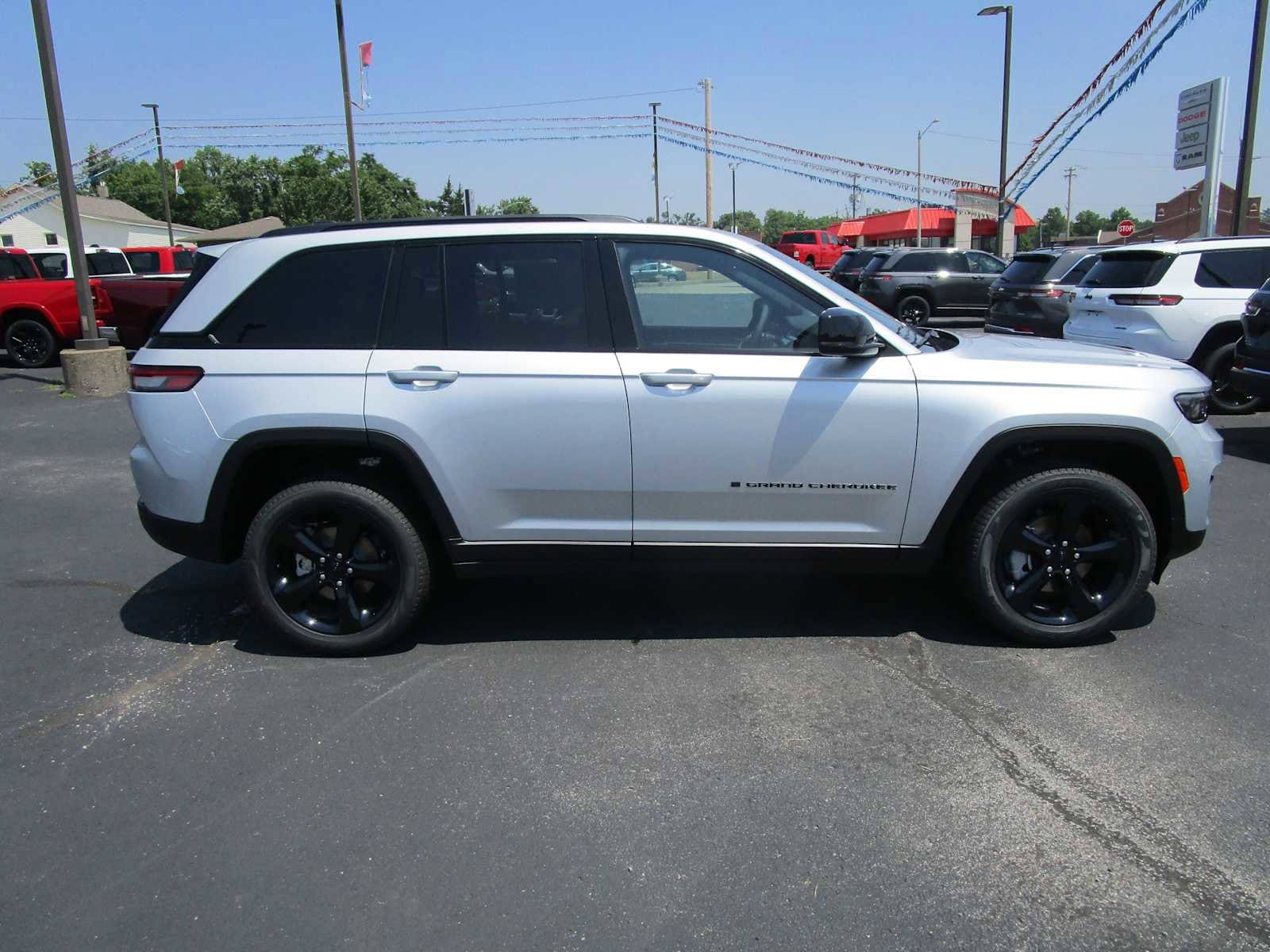 Used 2025 Jeep Grand Cherokee Limited w/ Black Appearance Package AWD/4WD image 1