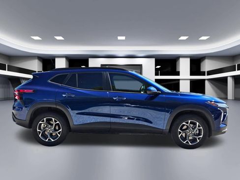 Used 2024 Chevrolet Trax LT w/ LT Convenience Package image 7