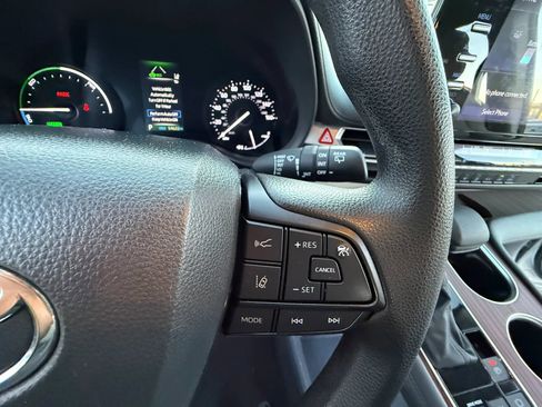 Used 2024 Toyota Sienna LE FWD image 36