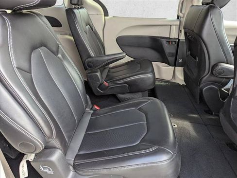Used 2024 Chrysler Pacifica Touring-L FWD image 28