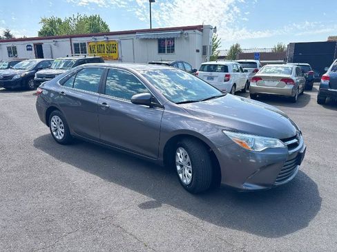 Used 2015 Toyota Camry LE image 3