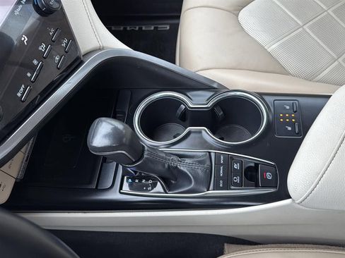 Used 2019 Toyota Camry XLE image 21