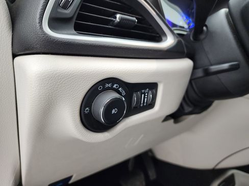 Used 2024 Chrysler Pacifica Touring-L FWD image 40