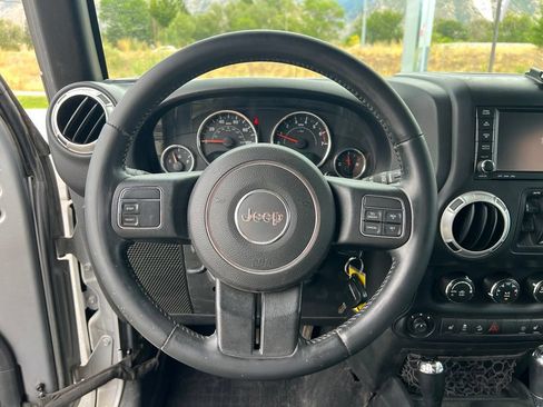 Used 2015 Jeep Wrangler Unlimited Rubicon w/ Dual Top Group AWD/4WD image 31