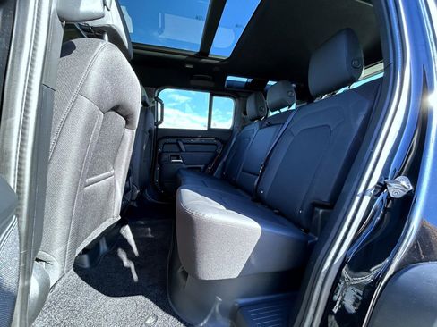 Used 2025 Land Rover Defender 110 S image 19