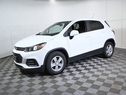 Used 2020 Chevrolet Trax LS w/ Tint and Cruise Package FWD image 5