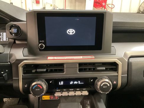 Certified 2025 Toyota Tacoma SR5 AWD/4WD image 17