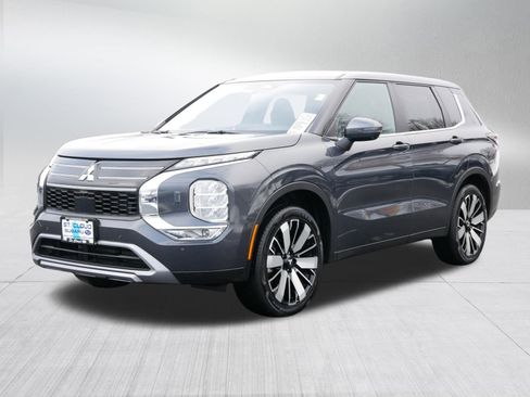 Used 2025 Mitsubishi Outlander SE image 3