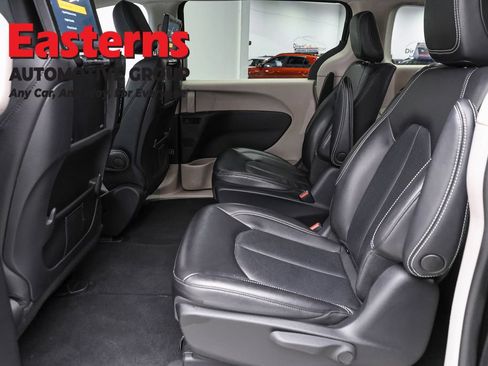 Used 2022 Chrysler Pacifica Touring-L w/ Uconnect Theater Family Group FWD image 22