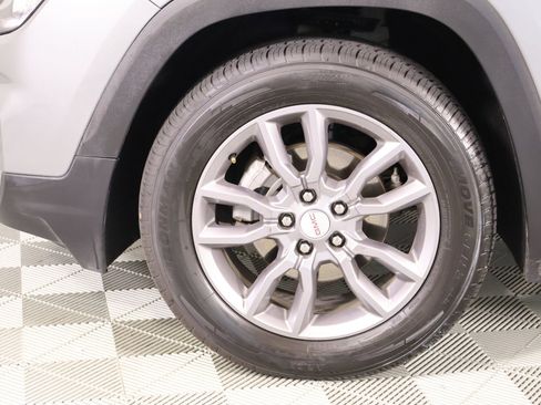 Used 2024 GMC Terrain SLT image 17