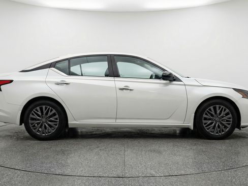 Used 2025 Nissan Altima 2.5 SV image 11