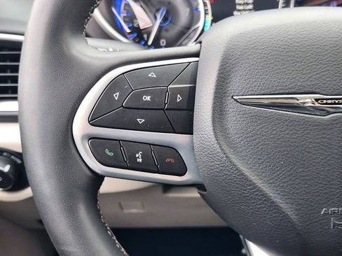 Used 2023 Chrysler Pacifica Touring-L FWD image 27