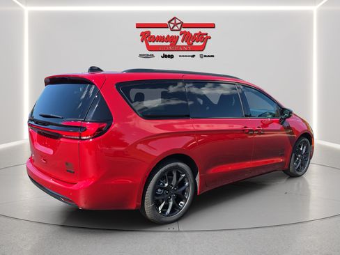 New 2027 Chrysler Pacifica Select FWD image 5