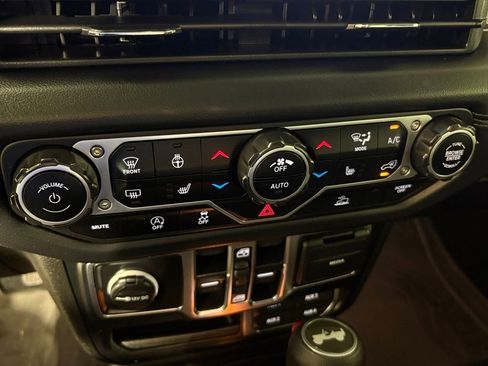 Used 2024 Jeep Wrangler Unlimited Sahara AWD/4WD image 24