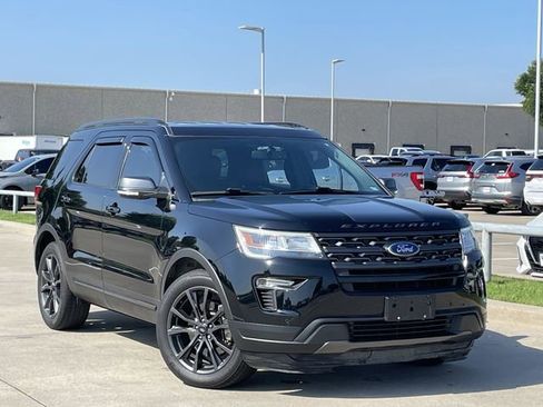 Used 2018 Ford Explorer XLT w/ Equipment Group 202A FWD image 2