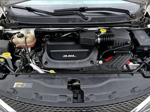 Used 2018 Chrysler Pacifica Touring-L image 5