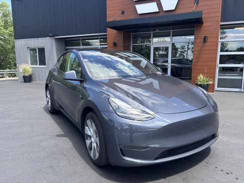 Used 2023 Tesla Model Y Long Range AWD/4WD image 3