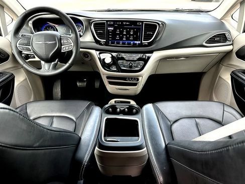 Used 2024 Chrysler Pacifica Touring-L FWD image 28