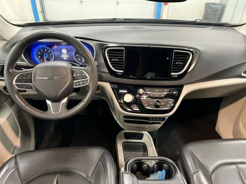 Used 2022 Chrysler Pacifica Touring-L FWD image 10