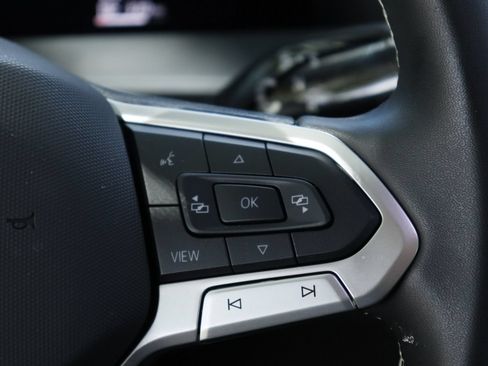 Certified 2025 Volkswagen Tiguan SE FWD image 13