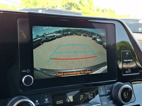 Used 2023 Toyota Highlander LE AWD/4WD image 23