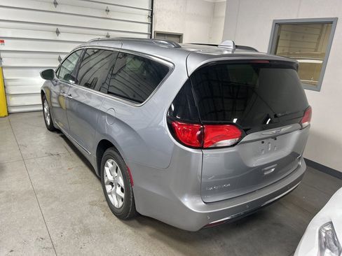 Used 2020 Chrysler Pacifica Limited image 3