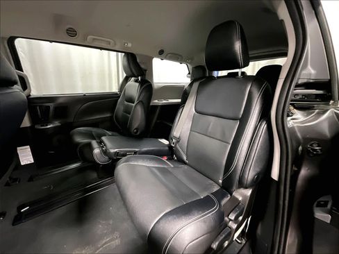 Used 2020 Toyota Sienna SE w/ SE Preferred Package image 15