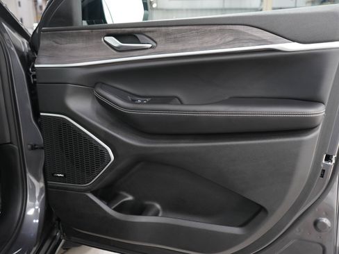 Used 2023 Jeep Grand Cherokee 4WD 4xe image 9
