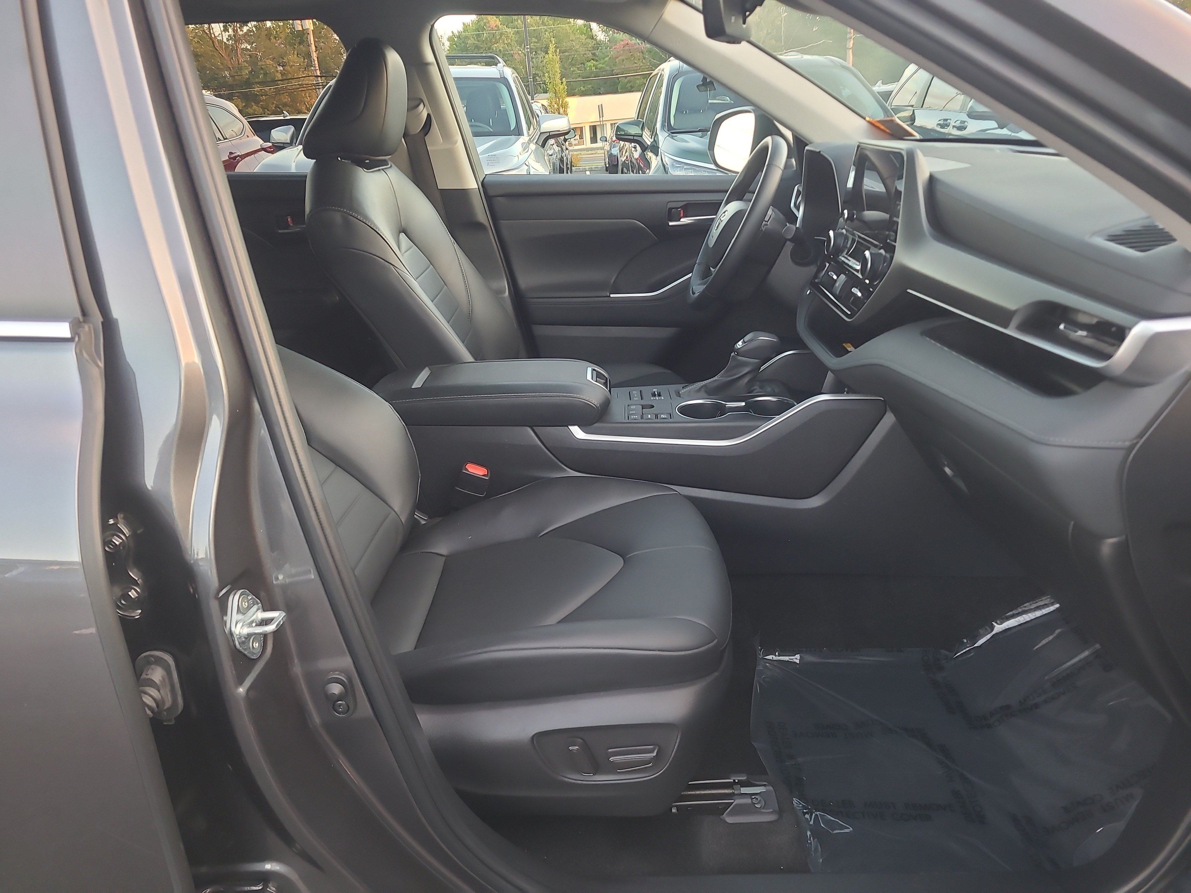 Used 2023 Toyota Highlander XLE AWD/4WD image 17