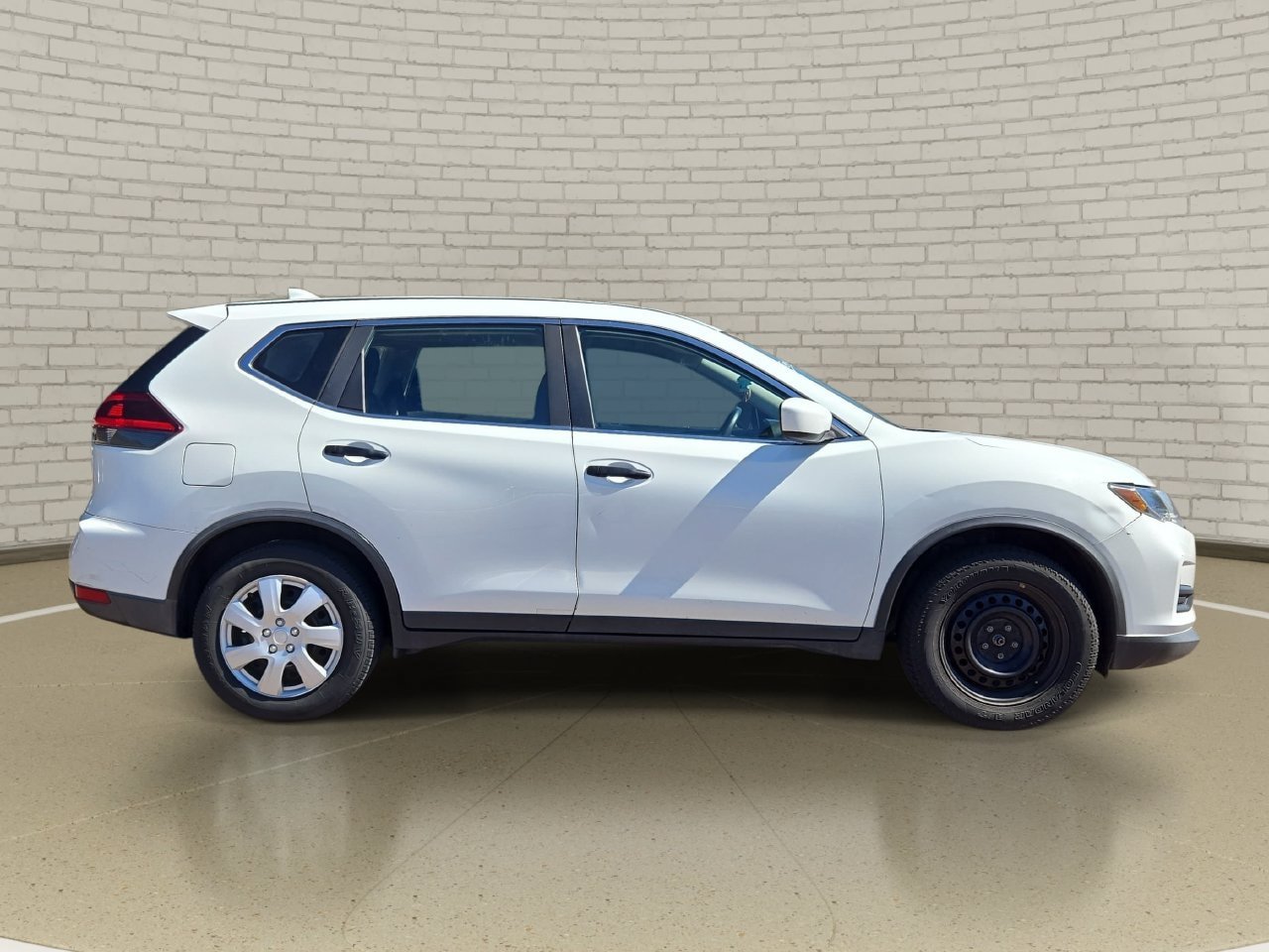 Used 2018 Nissan Rogue S FWD image 4