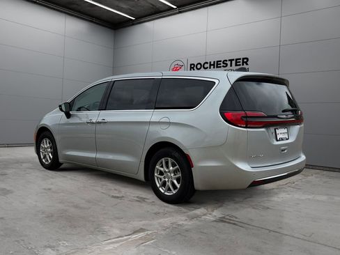 Used 2024 Chrysler Pacifica Touring-L FWD image 3
