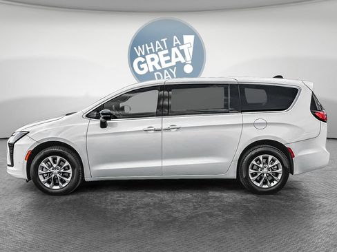New 2027 Chrysler Pacifica Select FWD image 2