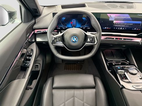 Used 2026 BMW i5 eDrive40 w/ Premium Package RWD image 10