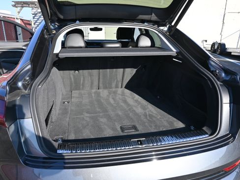 Used 2021 Audi e-tron Prestige w/ Prestige Package image 28