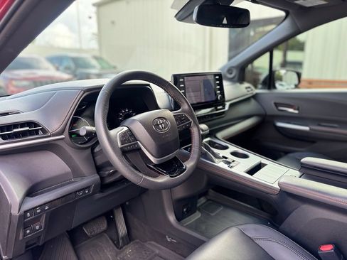 Used 2021 Toyota Sienna XSE w/ XSE Plus Package FWD image 11
