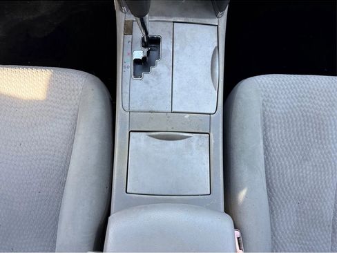 Used 2010 Toyota Camry LE FWD image 17