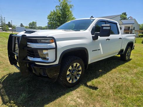Used 2024 Chevrolet Silverado 2500 Custom w/ Custom Convenience Package AWD/4WD image 3