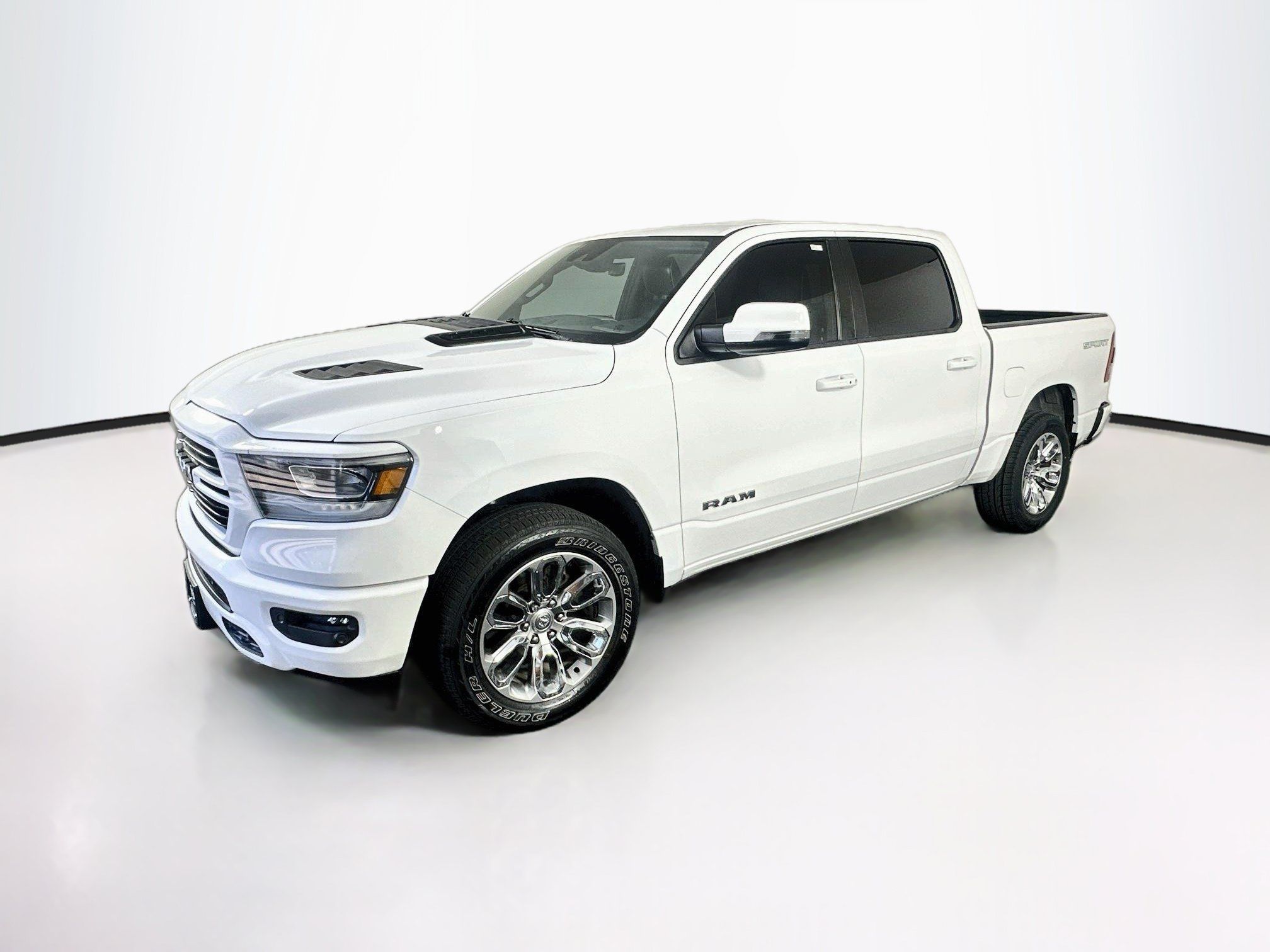 Used 2023 RAM 1500 Laramie AWD/4WD image 3